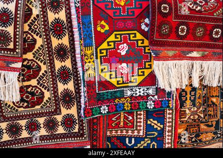 Farbenfrohe, teure, moderne orientalische arabische Teppiche auf dem Markt in Usbekistan Stockfoto