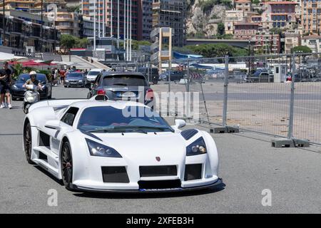 Monte Carlo, Monaco - Blick auf einen weißen Gumpert Apollo, der auf einer Straße fährt. Stockfoto