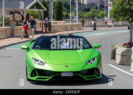 Monte Carlo, Monaco - Blick auf einen grünen Lamborghini Huracán EVO Spyder, der auf dem Casino Square fährt. Stockfoto