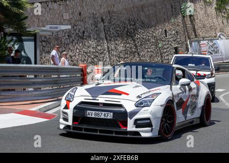 Monte Carlo, Monaco - Blick auf einen weißen Nissan GT-R AMS Performance Alpha 10 auf der Straße in der Fairmont Haarnadelkurve. Stockfoto