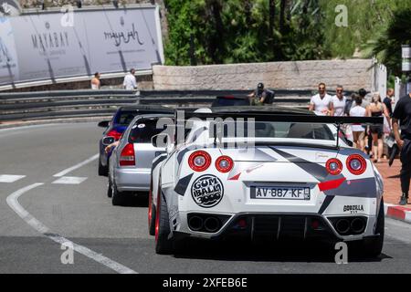 Monte Carlo, Monaco - Blick auf einen weißen Nissan GT-R AMS Performance Alpha 10 auf der Straße in der Fairmont Haarnadelkurve. Stockfoto