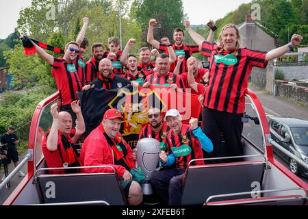 NUR Spieler des Fußballclubs Cwm Albion feiern ihre beste Saison seit drei Jahren auf einer offenen Busparade in Swansea, Wales, nachdem das Team Anfang des Jahres zum „Specsavers Best Worst Team“ gekürt wurde. nach einer landesweiten Suche nach dem Team, das am meisten Hilfe braucht. Ausgabedatum: Mittwoch, 3. Juli 2024. Stockfoto