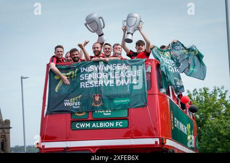 NUR Spieler des Fußballclubs Cwm Albion feiern ihre beste Saison seit drei Jahren auf einer offenen Busparade in Swansea, Wales, nachdem das Team Anfang des Jahres zum „Specsavers Best Worst Team“ gekürt wurde. nach einer landesweiten Suche nach dem Team, das am meisten Hilfe braucht. Ausgabedatum: Mittwoch, 3. Juli 2024. Stockfoto