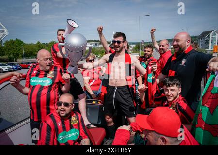 NUR Spieler des Fußballclubs Cwm Albion feiern ihre beste Saison seit drei Jahren auf einer offenen Busparade in Swansea, Wales, nachdem das Team Anfang des Jahres zum „Specsavers Best Worst Team“ gekürt wurde. nach einer landesweiten Suche nach dem Team, das am meisten Hilfe braucht. Ausgabedatum: Mittwoch, 3. Juli 2024. Stockfoto