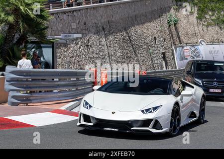 Monte Carlo, Monaco - Blick auf einen weißen Lamborghini Huracán EVO, der auf der Straße in der Fairmont-Haarnadelkurve fährt. Stockfoto