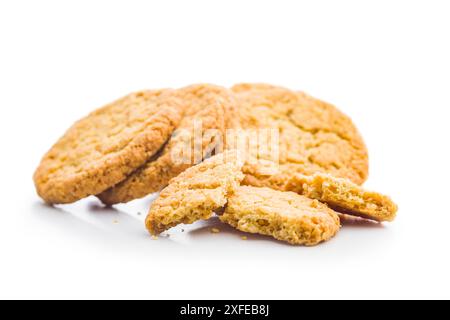 Leckere Haferflockenkekse isoliert auf weißem Hintergrund. Stockfoto