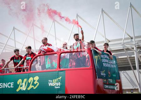 NUR Spieler des Fußballclubs Cwm Albion feiern ihre beste Saison seit drei Jahren auf einer offenen Busparade in Swansea, Wales, nachdem das Team Anfang des Jahres zum „Specsavers Best Worst Team“ gekürt wurde. nach einer landesweiten Suche nach dem Team, das am meisten Hilfe braucht. Ausgabedatum: Mittwoch, 3. Juli 2024. Stockfoto