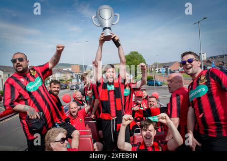 NUR Spieler des Fußballclubs Cwm Albion feiern ihre beste Saison seit drei Jahren auf einer offenen Busparade in Swansea, Wales, nachdem das Team Anfang des Jahres zum „Specsavers Best Worst Team“ gekürt wurde. nach einer landesweiten Suche nach dem Team, das am meisten Hilfe braucht. Ausgabedatum: Mittwoch, 3. Juli 2024. Stockfoto