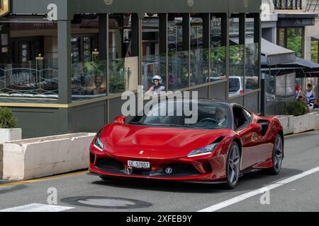 Monte Carlo, Monaco - Blick auf einen roten Ferrari F8 Tributo, der auf einer Straße fährt. Stockfoto