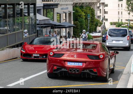 Monte Carlo, Monaco - Blick auf einen roten Ferrari 458 Spider, der auf einer Straße fährt. Stockfoto