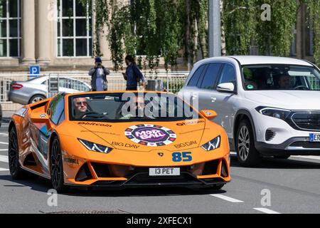 Luxemburg-Stadt, Luxemburg - Blick auf einen orangen Lamborghini Huracán EVO Spyder auf einer Straße. Stockfoto