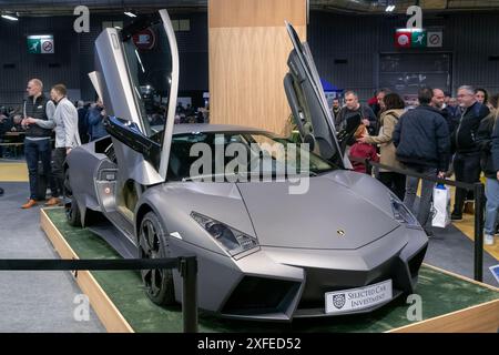 Paris, Frankreich - Rétromobile 2023. Blick auf ein mattes graues Lamborghini Reventón aus dem Jahr 2008. Stockfoto