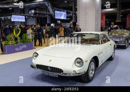 Paris, Frankreich - Rétromobile 2023. Blick auf einen Avorio 1966 Ferrari 500 Superfast. Fahrgestellnr 8897 SF. Stockfoto