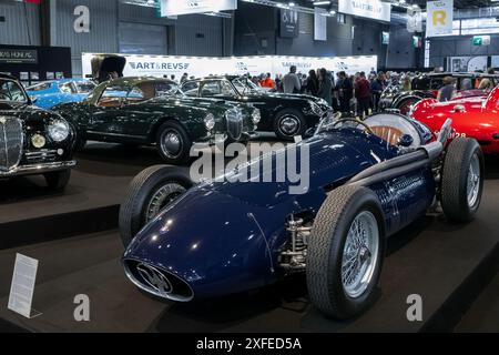 Paris, Frankreich - Rétromobile 2023. Blick auf einen blauen Maserati 250F. 1954 Fahrgestellnr 2504. Stockfoto