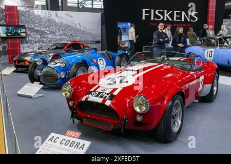 Paris, Frankreich - Rétromobile 2023. Blick auf eine rote 1963 AC Cobra. Fahrgestellnr CSX2131. Stockfoto