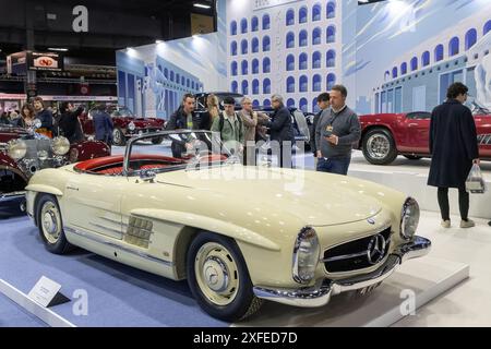 Paris, Frankreich - Rétromobile 2023. Blick auf einen beigefarbenen Mercedes-Benz 300 SL Roadster aus dem Jahr 1963. Stockfoto