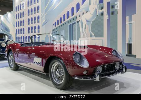 Paris, Frankreich - Rétromobile 2023. Blick auf einen Rosso Bordeaux 1960 Ferrari 250 GT California LWB. Fahrgestellnr 1639 GT. Stockfoto