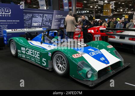 Paris, Frankreich - Rétromobile 2023. Sehen Sie sich einen grünen Ferrari 333 SP von 1998 an. Stockfoto