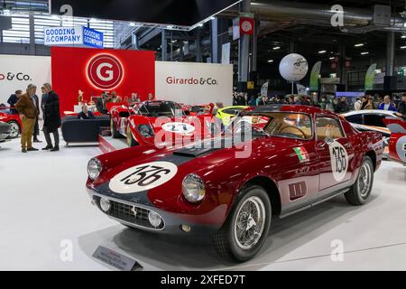 Paris, Frankreich - Rétromobile 2023. Blick auf einen burgunderroten Ferrari 250 GT LWB Berlinetta „Tour de France“ von 1959. Fahrgestellnr 1335 GT. Stockfoto