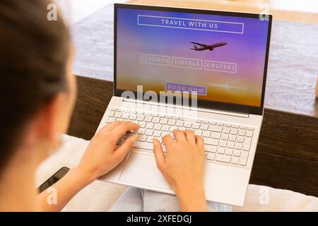 Online-Buchung von Reisen, Frau mit Laptop für Flüge, Hotels und Kreuzfahrten Stockfoto