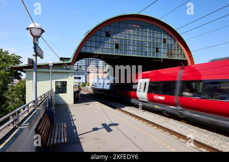 S-Zug (S-tog) am Bahnhof Nørrebro; Gebäude entworfen von Knud Tanggaard Seest, 1930; Kopenhagen, Dänemark Stockfoto