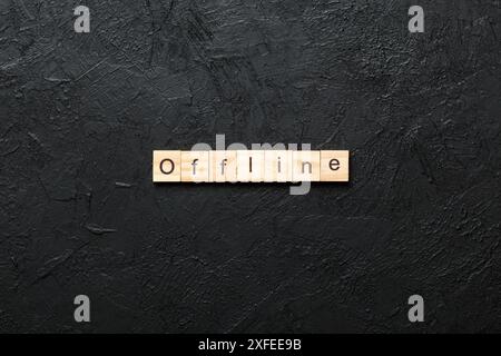 Offline Wort auf Holz Baustein geschrieben. offline Text auf Tisch, Konzept. Stockfoto