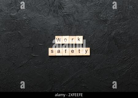 Arbeitssicherheit Wort auf Holz Block geschrieben. Arbeitssicherheit text auf Tisch, Konzept. Stockfoto