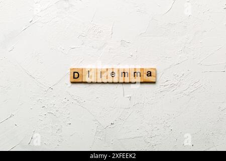 Dilemma Wort auf Holzblock geschrieben. Dilemma Text auf Zementtisch für Ihr Design, Konzept. Stockfoto