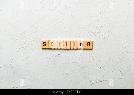 Verkaufswort auf Holzblock geschrieben. Verkaufstext auf dem Tisch, Konzept. Stockfoto