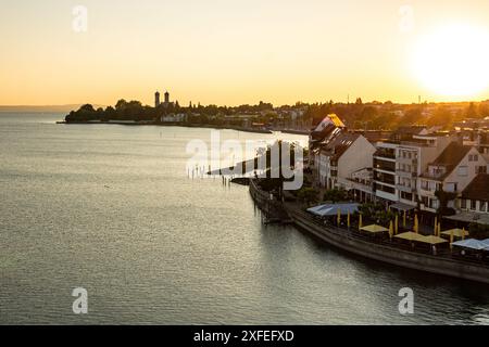 Goldener Sonnenuntergang über Friedrichshafen am Bodensee in Süddeutschland Stockfoto