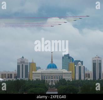 (240703) -- ASTANA, 3. Juli 2024 (Xinhua) -- kasachische Kampfflugzeuge bemalen den Himmel mit farbigen Rauchspuren, während der kasachische Präsident Kassym-Jomart Tokayev am 3. Juli 2024 eine Begrüßungszeremonie für den Besuch des chinesischen Präsidenten Xi Jinping in Astana, Kasachstan, veranstaltet. Eine Gruppe von sechs Jets, die über den Präsidentenpalast flogen, hinterließ farbige Rauchspuren in Rot und Gelb, Farben der chinesischen Nationalflagge. XI ist auf einem Staatsbesuch in Kasachstan und wird hier an der 24. Sitzung des Rates der Staatschefs der Shanghai Cooperation Organization (SCO) teilnehmen. (Xinhua/Wang Jianhua) Stockfoto