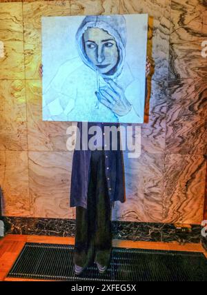 London, Großbritannien. Juli 2024. Sara Berman, Hoody 2, 2004, Öl auf Leinwand. Zwei Wochen im Juli werden in der Fitzrovia Chapel Werke einiger der führenden Namen der zeitgenössischen Kunst gezeigt, in denen Hexerei, Weiblichkeit, Feminismus und Satire erforscht werden, deren Werke bis zum 12. Juli tief in unsere anhaltende Besessenheit mit Hexen, weiblicher Macht und proto-religiöser Bildsprache eintauchen. Paul Quezada-Neiman/Alamy Live News Credit: Paul Quezada-Neiman/Alamy Live News Stockfoto