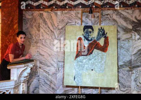 London, Großbritannien. Juli 2024. Sara Berman (Im Bild). Bete, 2024 signierte Verso, Öl auf Leinwand. Zwei Wochen im Juli werden in der Fitzrovia Chapel Werke einiger der führenden Namen der zeitgenössischen Kunst gezeigt, in denen Hexerei, Weiblichkeit, Feminismus und Satire erforscht werden, deren Werke bis zum 12. Juli tief in unsere anhaltende Besessenheit mit Hexen, weiblicher Macht und proto-religiöser Bildsprache eintauchen. Paul Quezada-Neiman/Alamy Live News Credit: Paul Quezada-Neiman/Alamy Live News Stockfoto