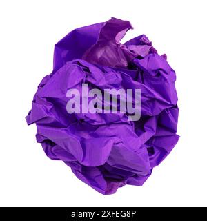 Zerknittertes Papier auf weißem Hintergrund, abstrakt Stockfoto