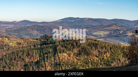 Beskid Slaski Berge vom Wielki Soszow Hügel an der polnisch-tschechischen Grenze während des schönen Herbsttages Stockfoto