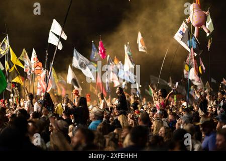 Live beim Coldplay beim Glastonbury Festival 2024 Headliner auf der Pyramid Stage. Stockfoto