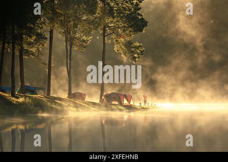 Die Vormittagslandschaft am Pang Ung Campground und am Huai Makhuea Som Reservoir ist ein beliebtes Reiseziel in der Provinz Mae Hong Son, Thailand Stockfoto