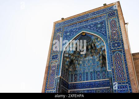 Eingangsportal des Mausoleums Gur-e Amir des turkomongolischen Eroberers Timur in Samarkand, Usbekistan. Auf Initiative und auf Kosten errichtet Stockfoto