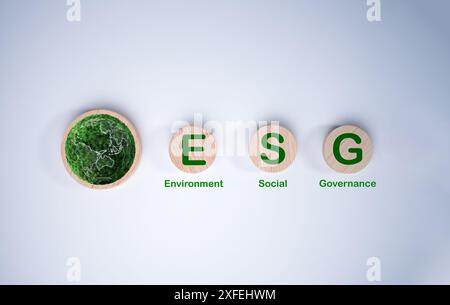 Eine runde Holzplatte mit der Abkürzung ESG auf hellweißem Hintergrund, ESG-Konzepte für nachhaltige Umwelt, Gesellschaft und Regierung Stockfoto