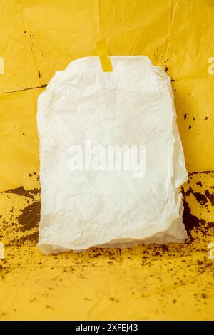 Rechteckiges weißes Papier auf gelbem Hintergrund Stockfoto
