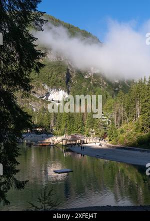 Landschaft des Pragser Lago in Dolomitbergen Stockfoto