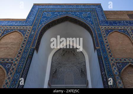 Gur-e-Amir-Mausoleum des turkomongolischen Eroberers Timur in Samarkand, Usbekistan. Eingangsportal. Es wurde auf Initiative und auf dem Gelände errichtet Stockfoto