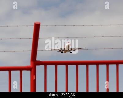 Gran Canaria, Spanien - 2. Juli 2024: Ein Passagierflugzeug nähert sich der Landebahn im Flughafen Gran Canaria an, dem belebtesten der Kanarischen Inseln Stockfoto