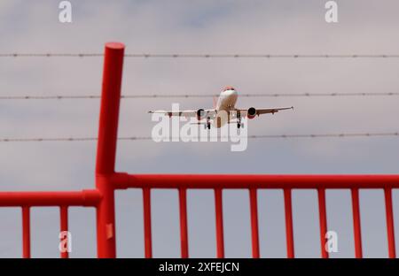 Gran Canaria, Spanien - 2. Juli 2024: Ein Passagierflugzeug nähert sich der Landebahn im Flughafen Gran Canaria an, dem belebtesten der Kanarischen Inseln Stockfoto