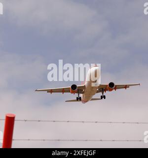 Gran Canaria, Spanien - 2. Juli 2024: Ein Passagierflugzeug nähert sich der Landebahn im Flughafen Gran Canaria an, dem belebtesten der Kanarischen Inseln Stockfoto