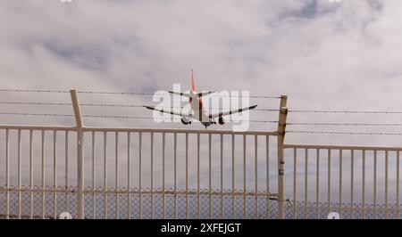 Gran Canaria, Spanien - 2. Juli 2024: Ein Passagierflugzeug nähert sich der Landebahn im Flughafen Gran Canaria an, dem belebtesten der Kanarischen Inseln Stockfoto