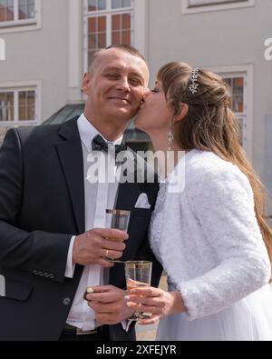 Die Braut küsst den Bräutigam. Hochzeit, Liebe, frisch vermähltes Paar, verliebtes Paar Stockfoto