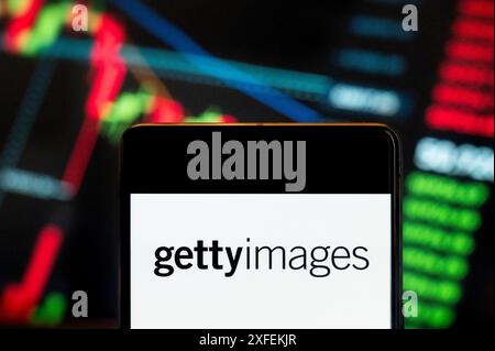 China. Juni 2024. In dieser Fotoabbildung zeigt das amerikanische Unternehmen für visuelle Medien und Lieferant von Aktienbildern sowie das Getty Images-Logo (NYSE: GETY) auf einem Smartphone mit einem wirtschaftlichen Börsenindex-Diagramm im Hintergrund. Quelle: SOPA Images Limited/Alamy Live News Stockfoto
