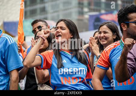 Manhattan, Usa. Juni 2024. Die Fans des India National Cricket Teams jubeln beim letzten Cricket-Spiel der ICC Männer T20 World Cup zwischen Indien und Südafrika auf der North Oculus Plaza in New York City an. (Foto: Derek French/SOPA Images/SIPA USA) Credit: SIPA USA/Alamy Live News Stockfoto