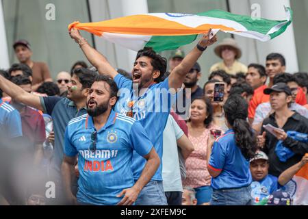 Manhattan, USA. Juni 2024. Die Fans des India National Cricket Teams jubeln beim letzten Cricket-Spiel der ICC Männer T20 World Cup zwischen Indien und Südafrika auf der North Oculus Plaza in New York City an. (Credit Image: © Derek French/SOPA Images via ZUMA Press Wire) NUR REDAKTIONELLE VERWENDUNG! Nicht für kommerzielle ZWECKE! Stockfoto